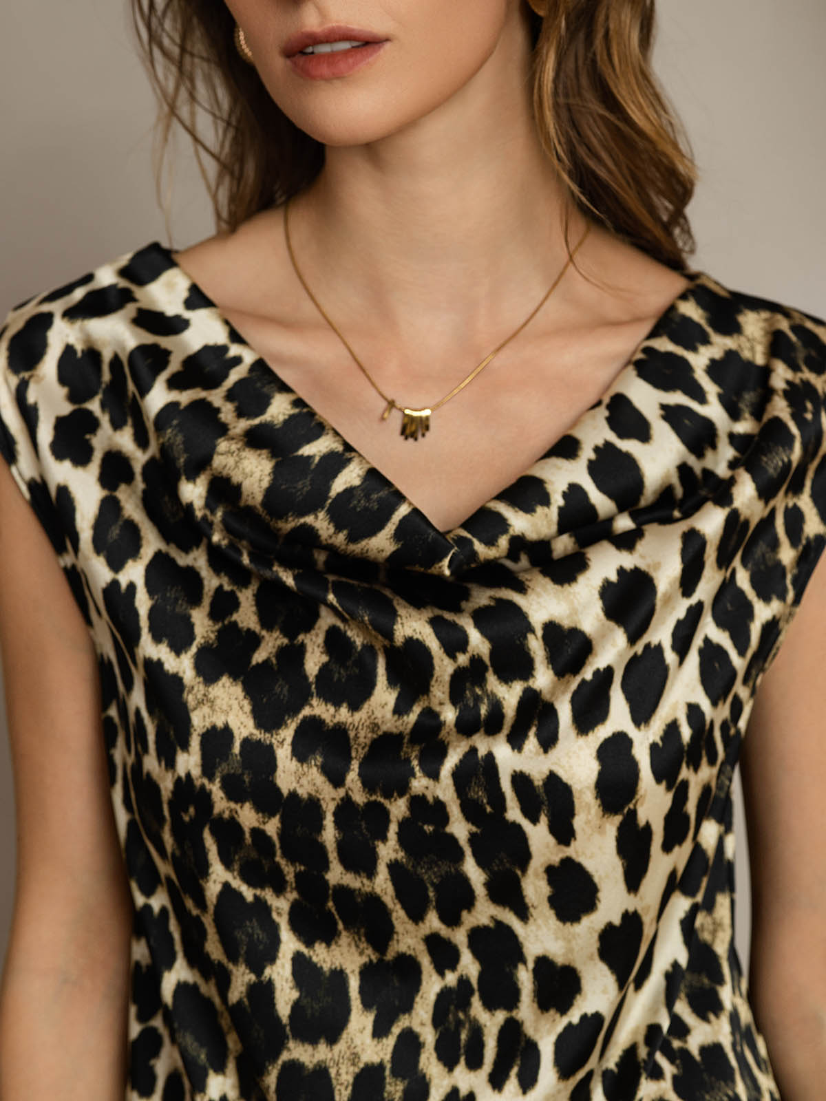 [Leopard] SilkSilky-AU 19Momme Silk Cowl Neck Women's T-Shirt 005