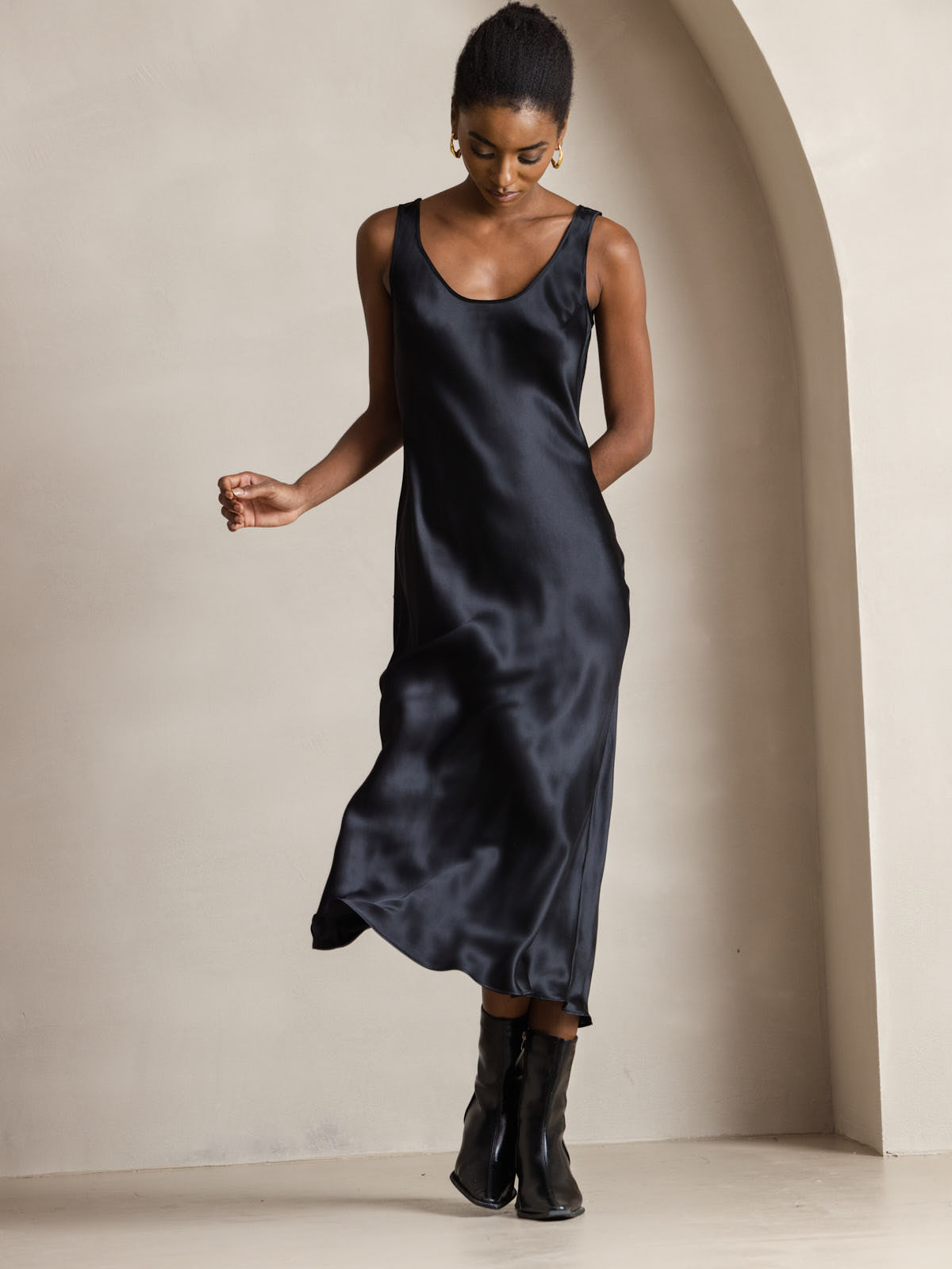 [Black] SilkSilky-AU Pure Silk Boat Neck Dress 003