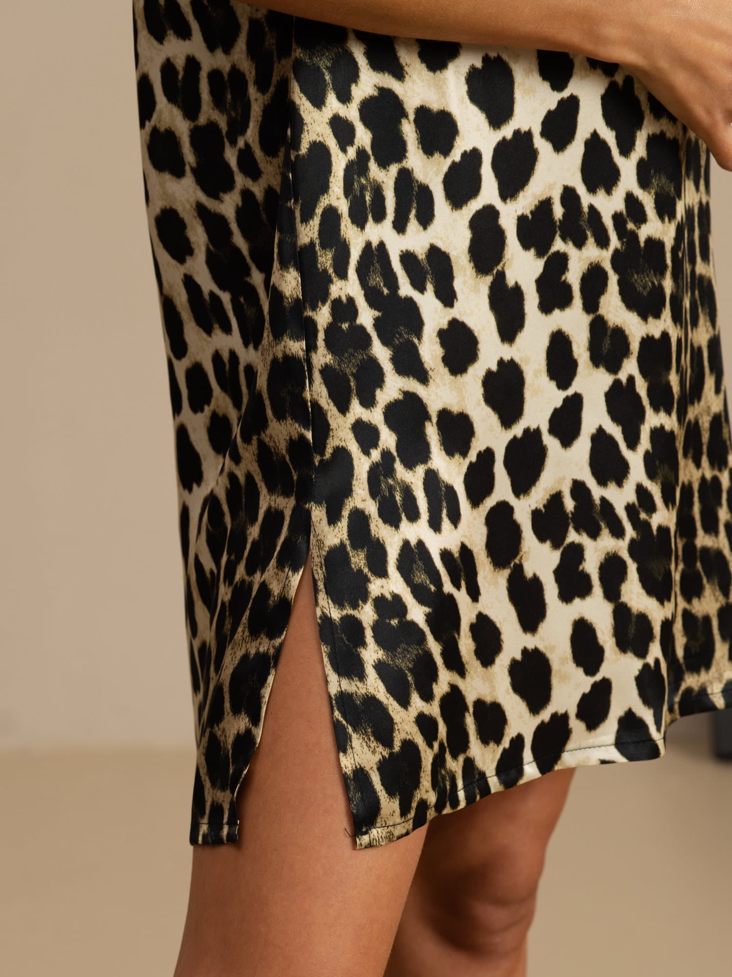 [Leopard] SilkSilky-AU Pure Silk Half Sleeve V Neck Nightgown 005