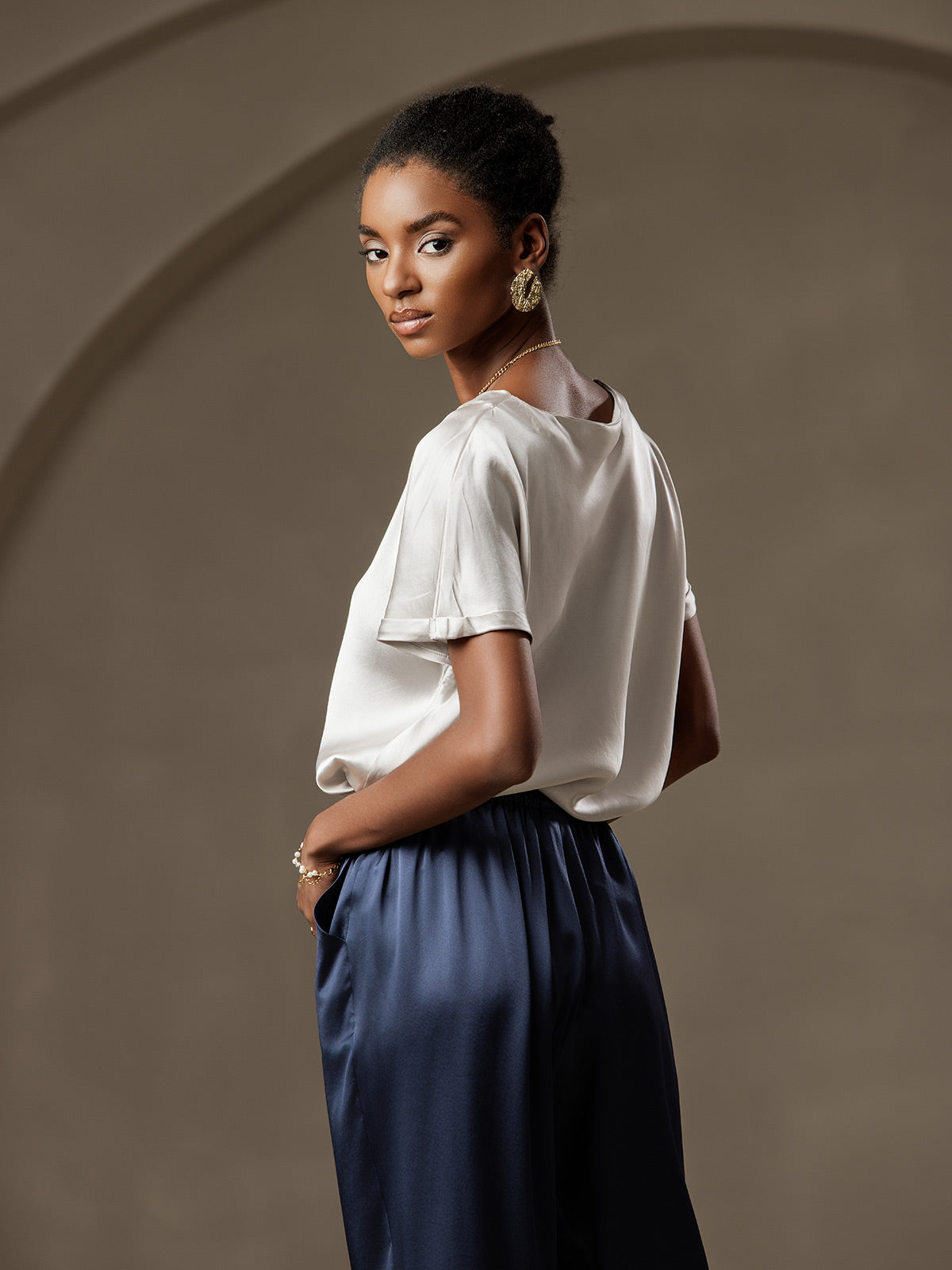 [Light Gray] SilkSilky-AU 19Momme Silk Short Sleeve Round Neck Women's T-Shirt 004