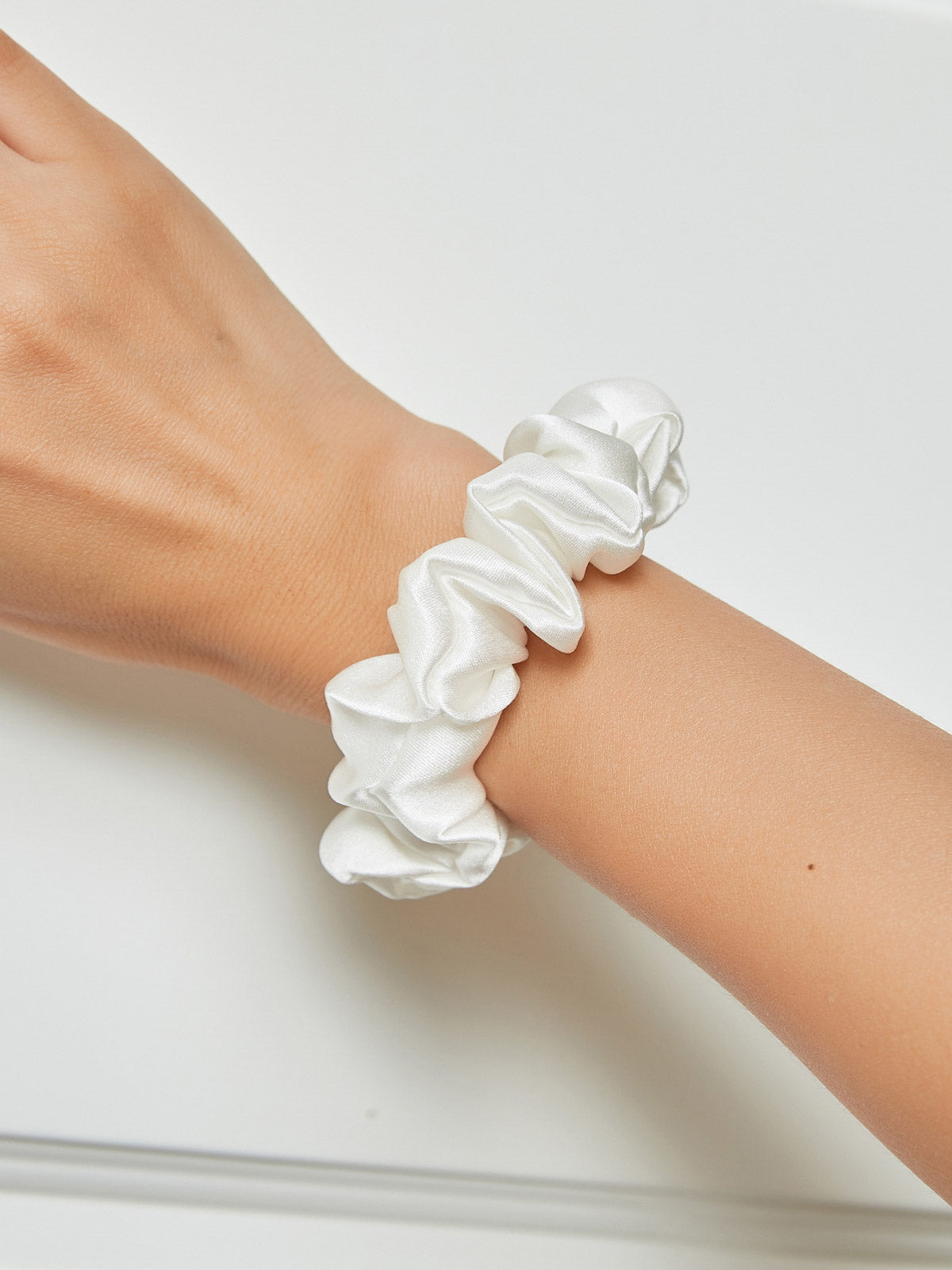 SilkSilky-AU 19Momme Pure Silk Scrunchie White 001