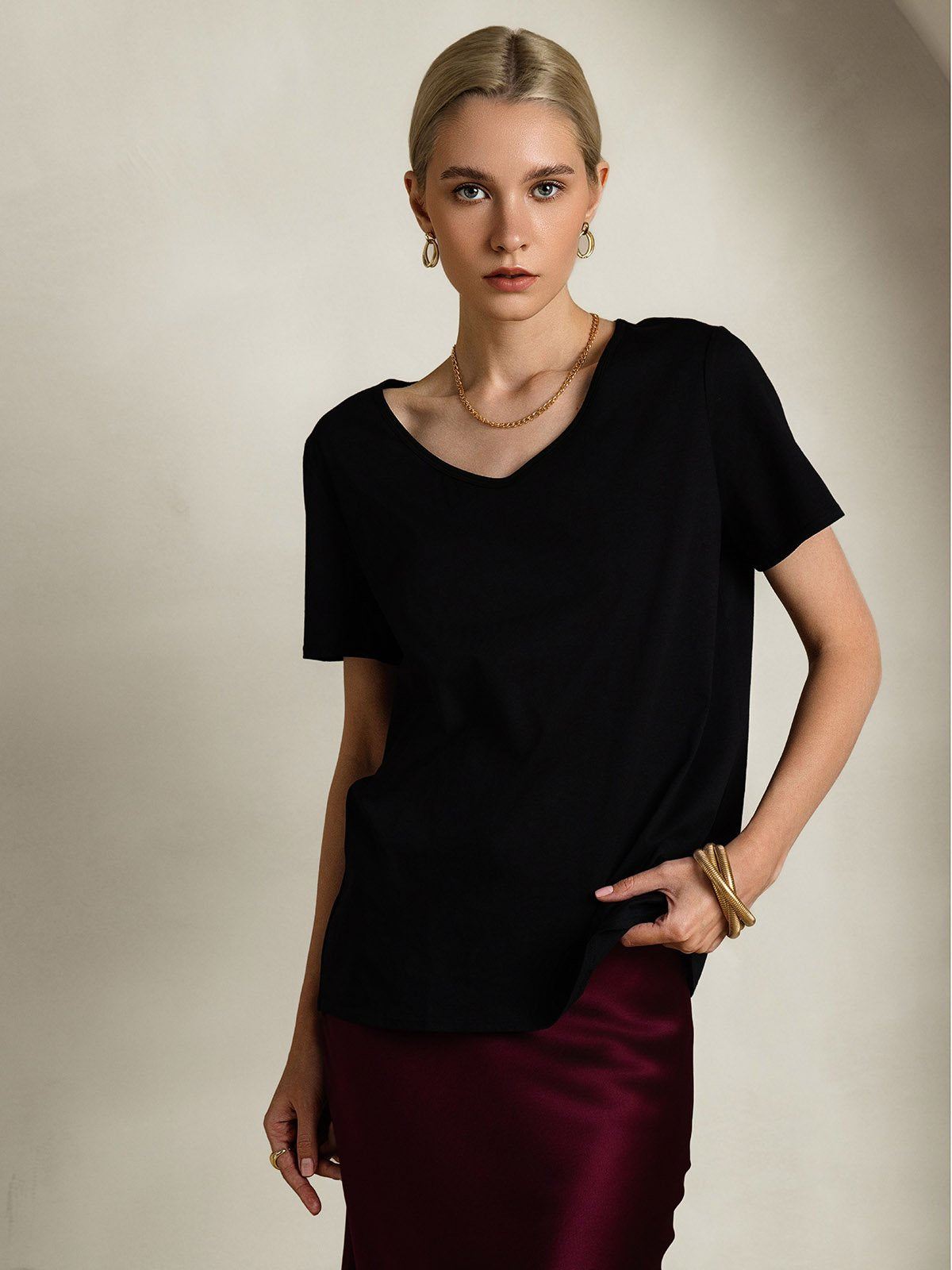 SilkSilky-AU Silk Short Sleeve V Neck Women's T-Shirt Black 001