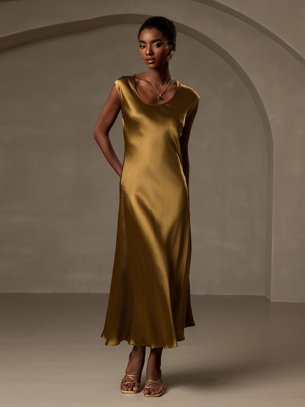 [Brown] SilkSilky-AU 19Momme Silk Sleeveless Round Neck Dress 004