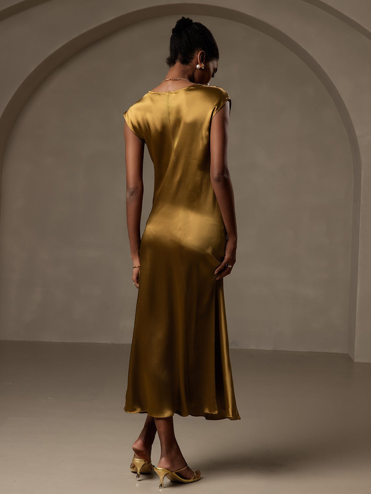 [Brown] SilkSilky-AU 19Momme Silk Round Neck Dress 002