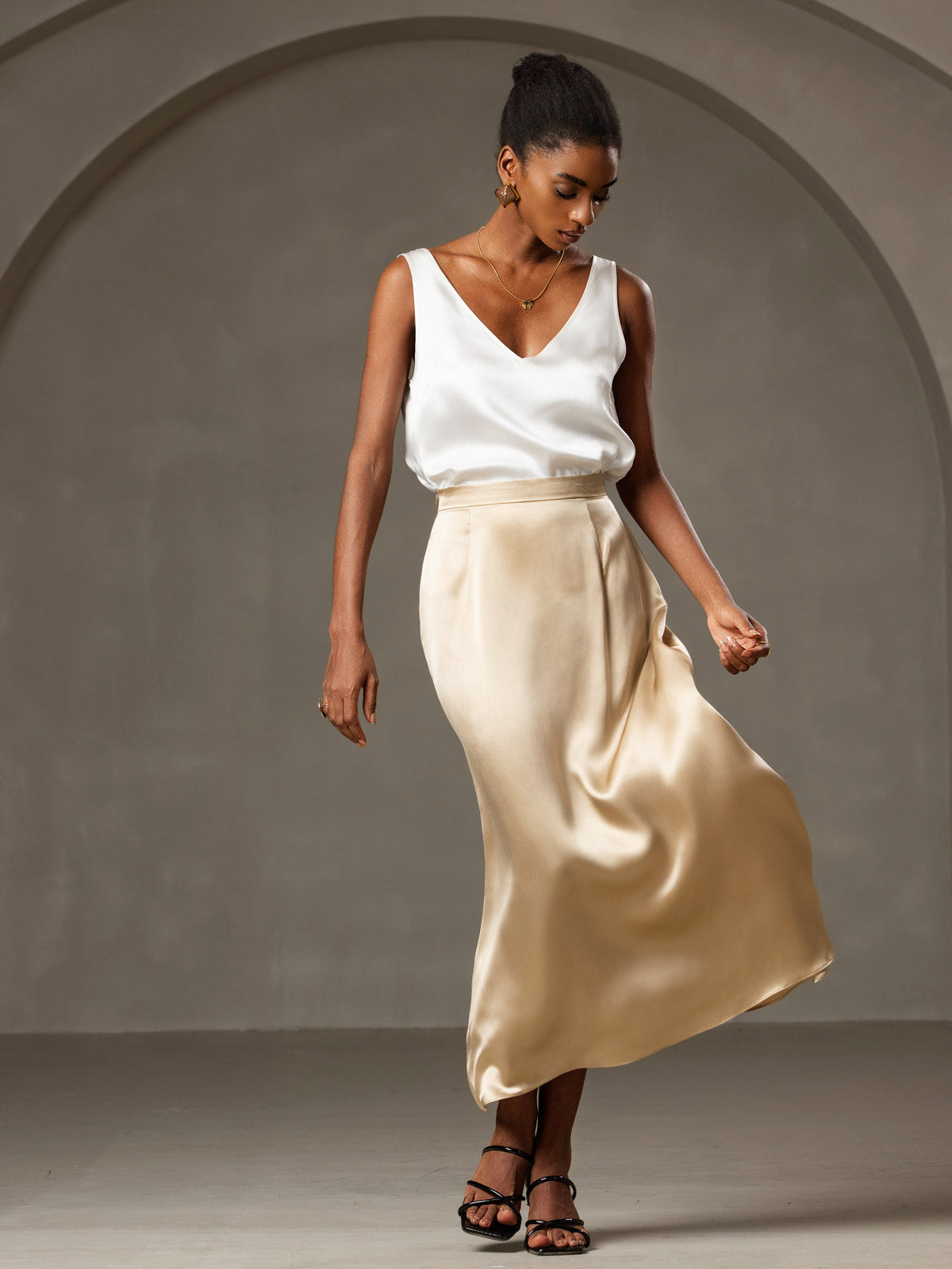 [White] SilkSilky-AU 19Momme Silk V Neck Camisole 008