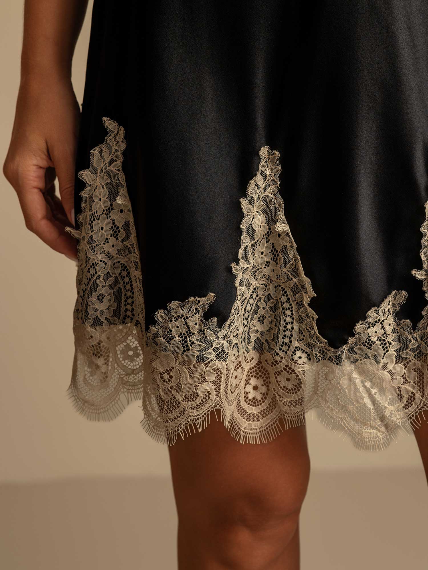 [Black+Beige] SilkSilky-AU Spaghetti Strap V Neck Nightgown 005