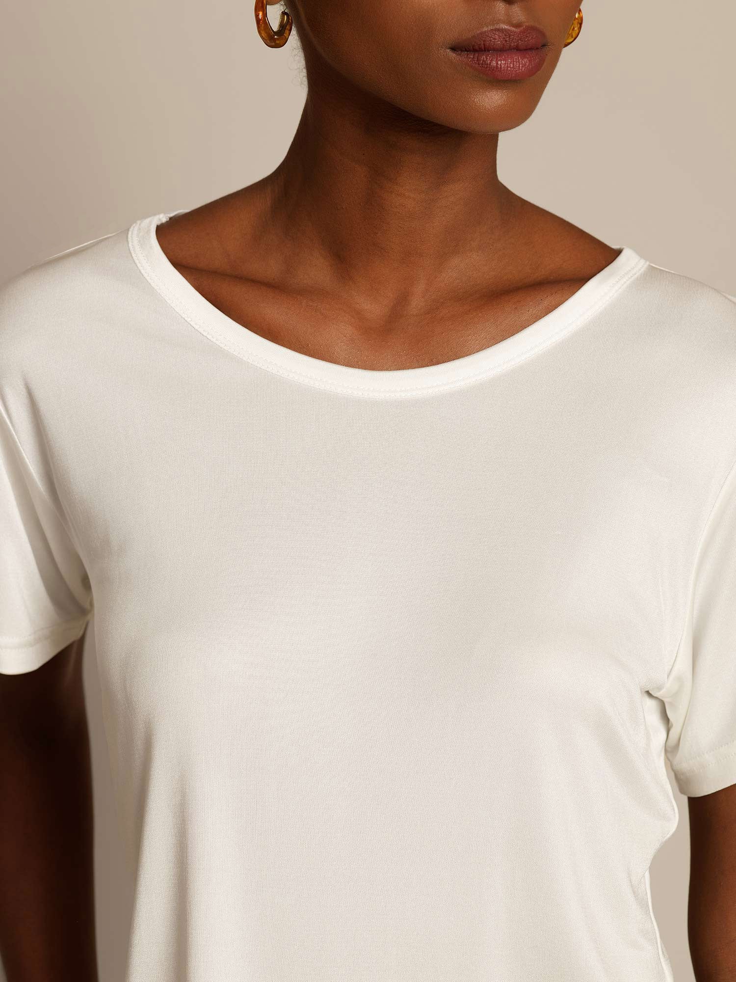 [White] SilkSilky-AU Short Sleeve Round Neck Women's T-Shirt 004