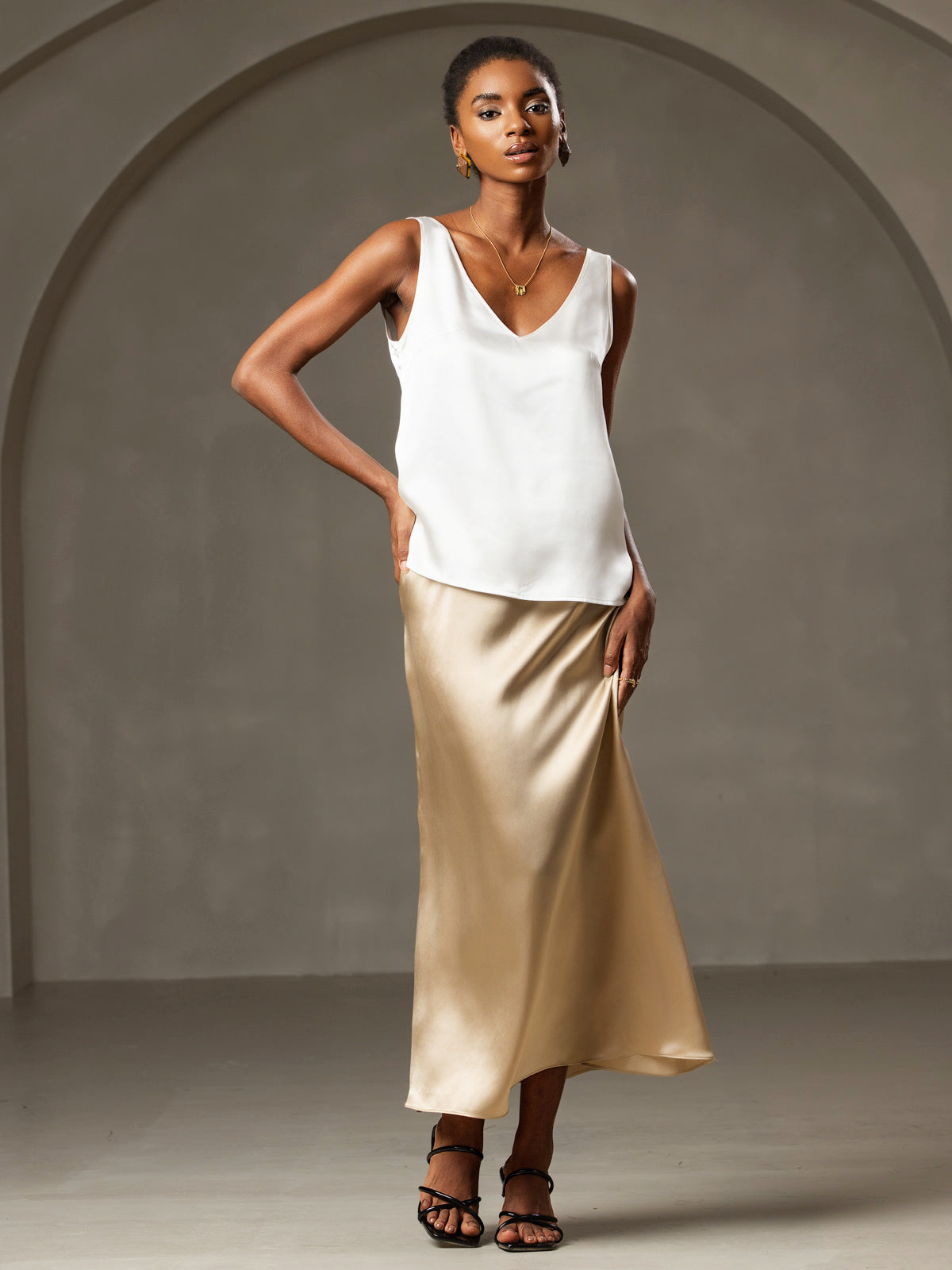 [White] SilkSilky-AU 19Momme Silk V Neck Camisole 002