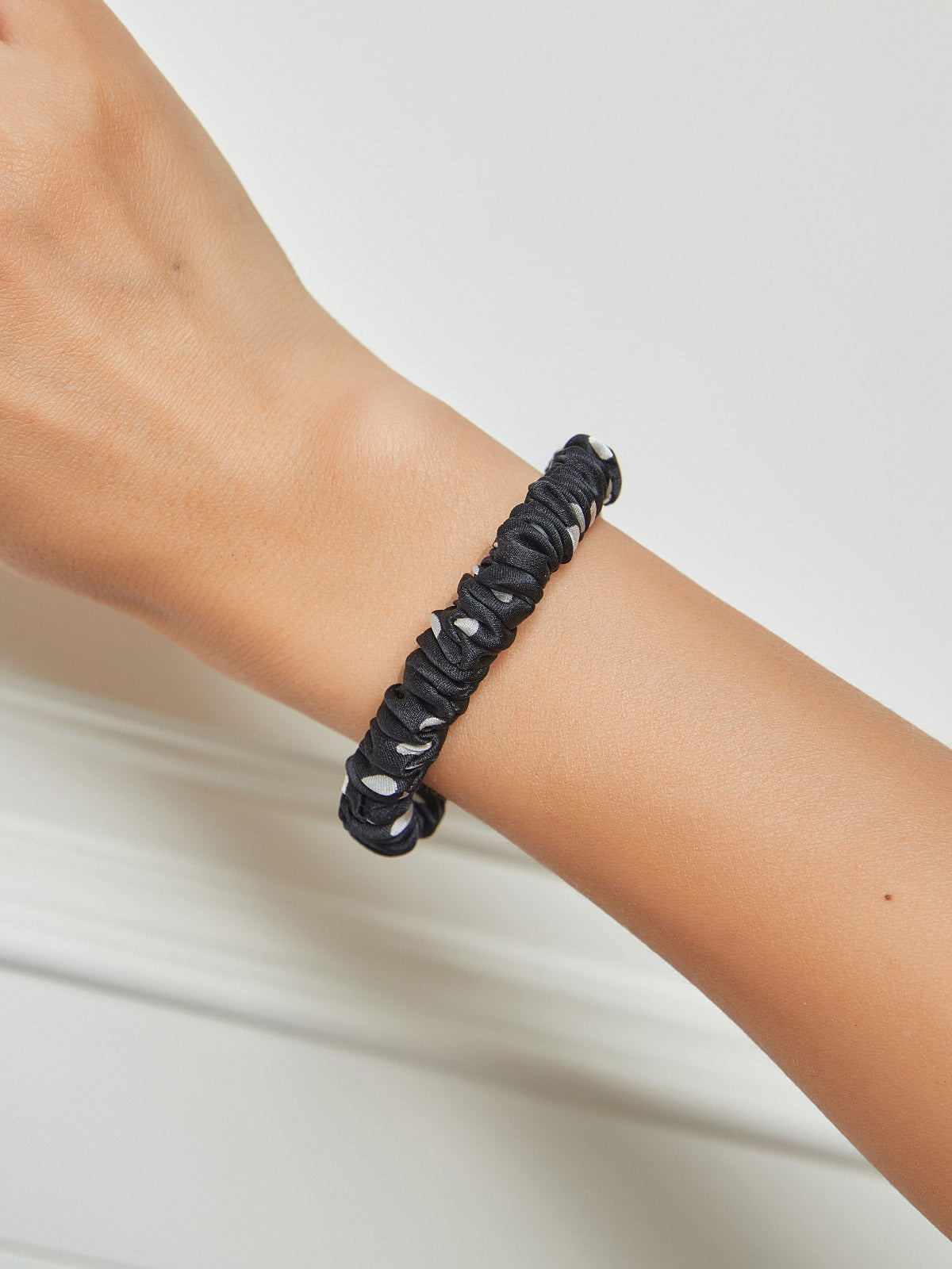 [Black] SilkSilky-AU Pure Silk Scrunchie 001