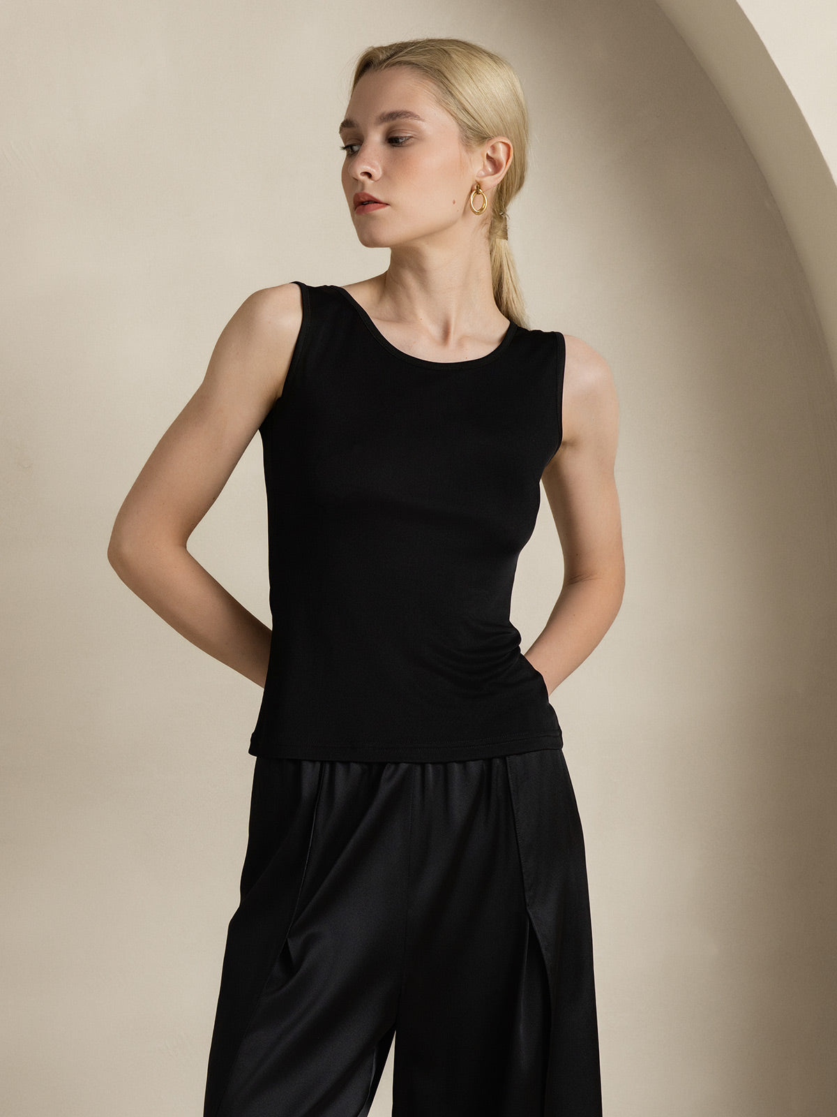 [Black] SilkSilky-AU Silk Knitted Sleeveless Round Neck Women's T-Shirt 006