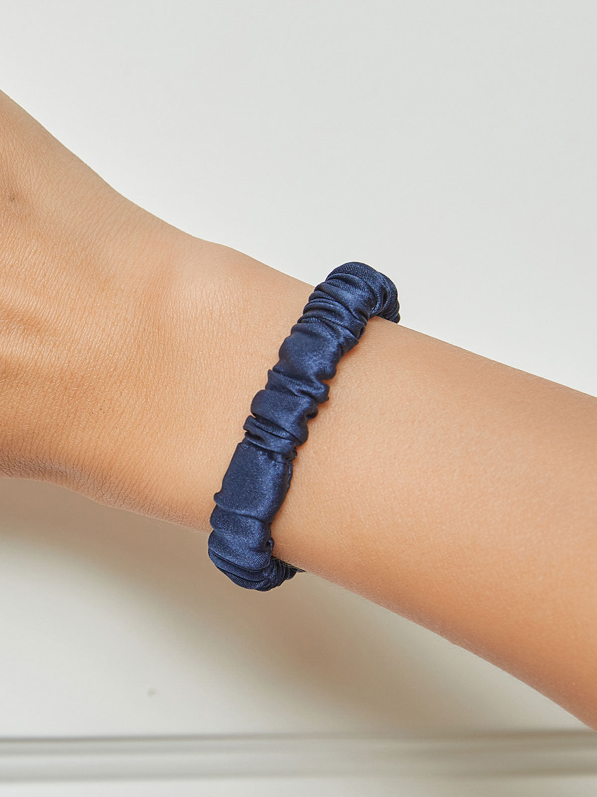 [Dark Blue] SilkSilky-AU 19Momme Scrunchie 001