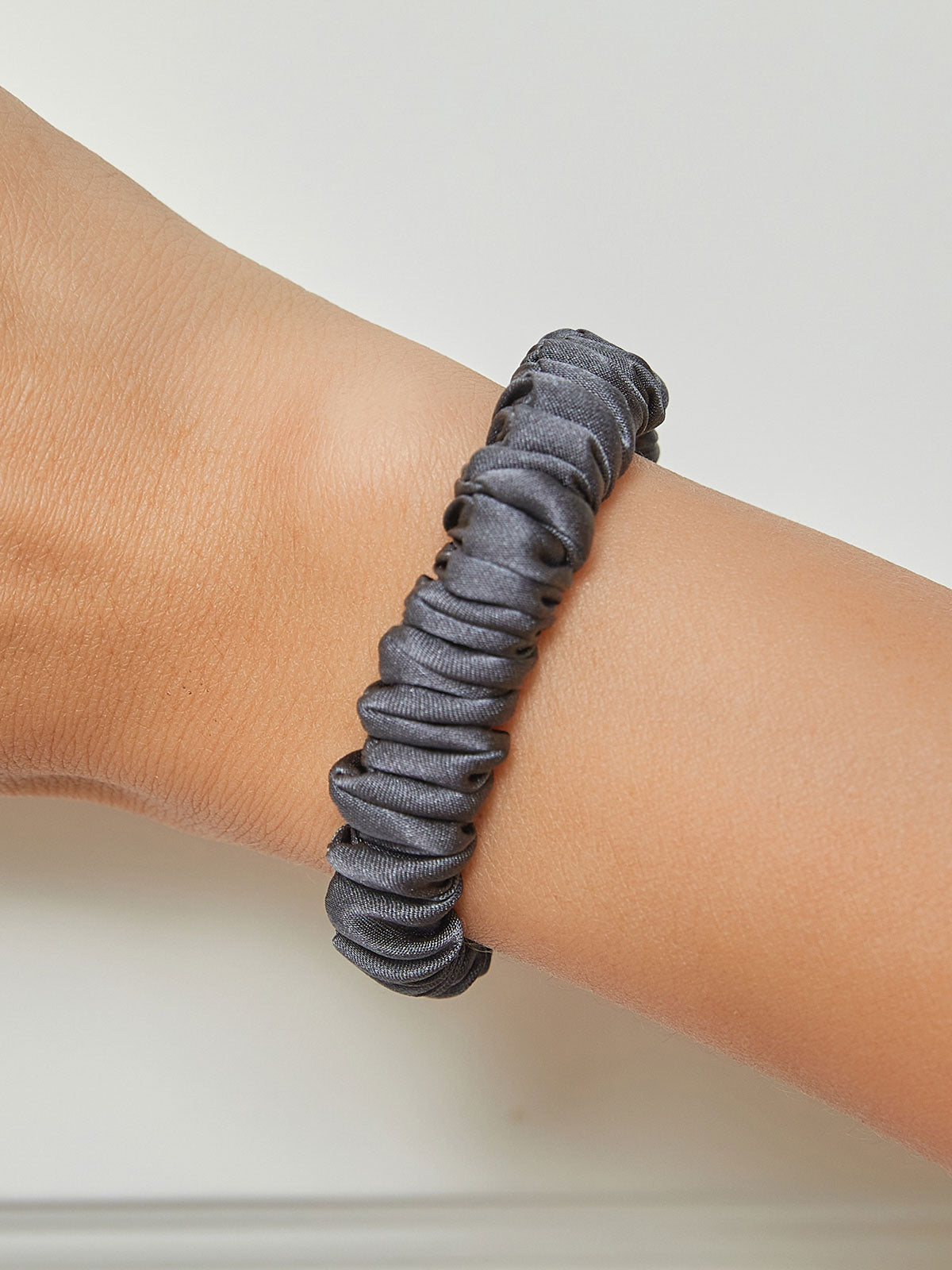 [Dark Gray] SilkSilky-AU 19Momme Pure Silk Scrunchie 001