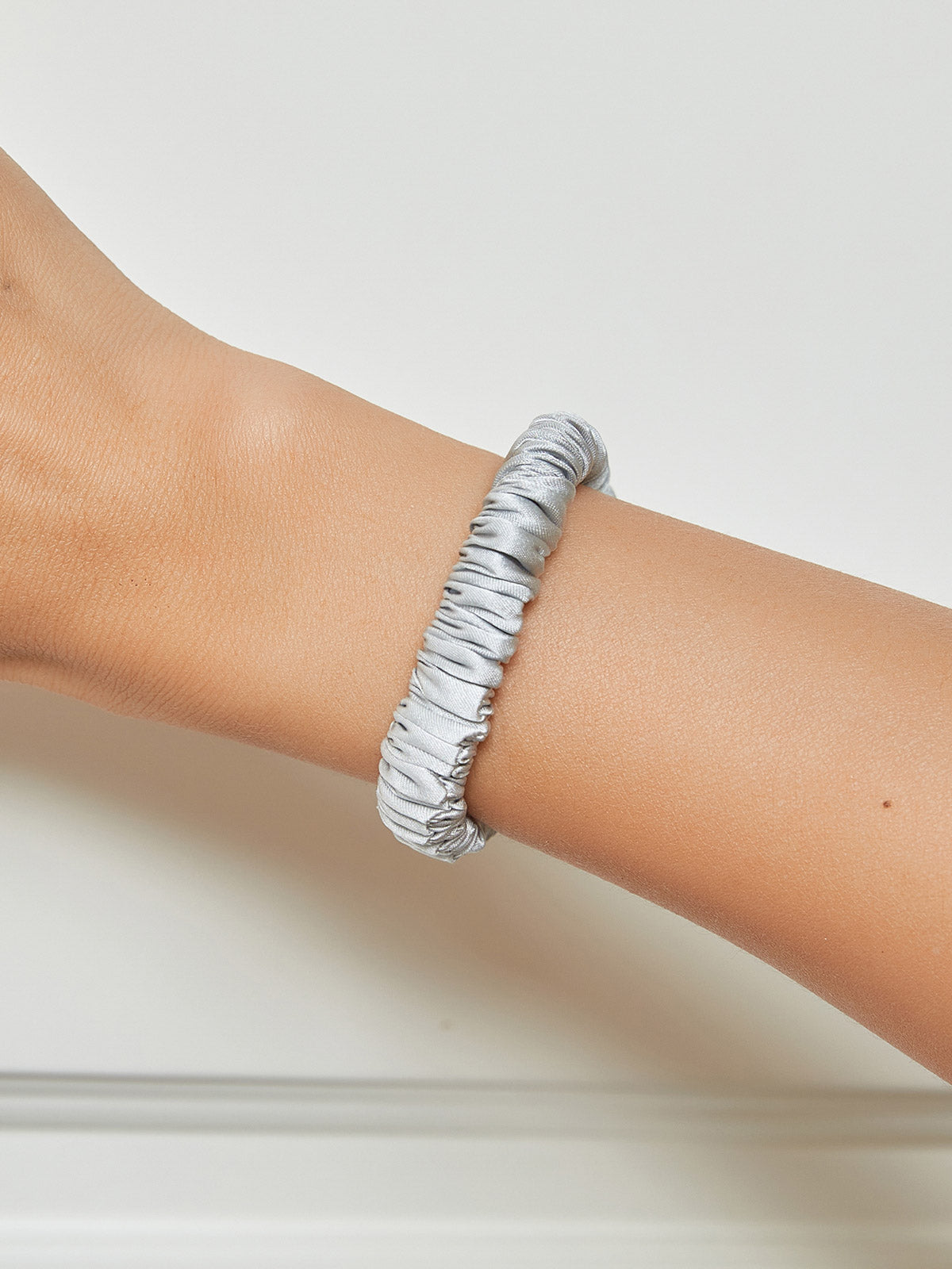[Silver] SilkSilky-AU 19Momme Pure Silk Scrunchie 001