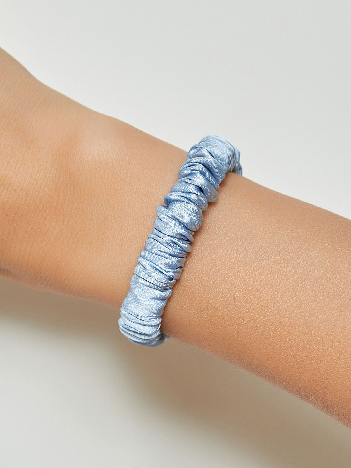 [Sky Blue] SilkSilky-AU 19Momme Scrunchie 001