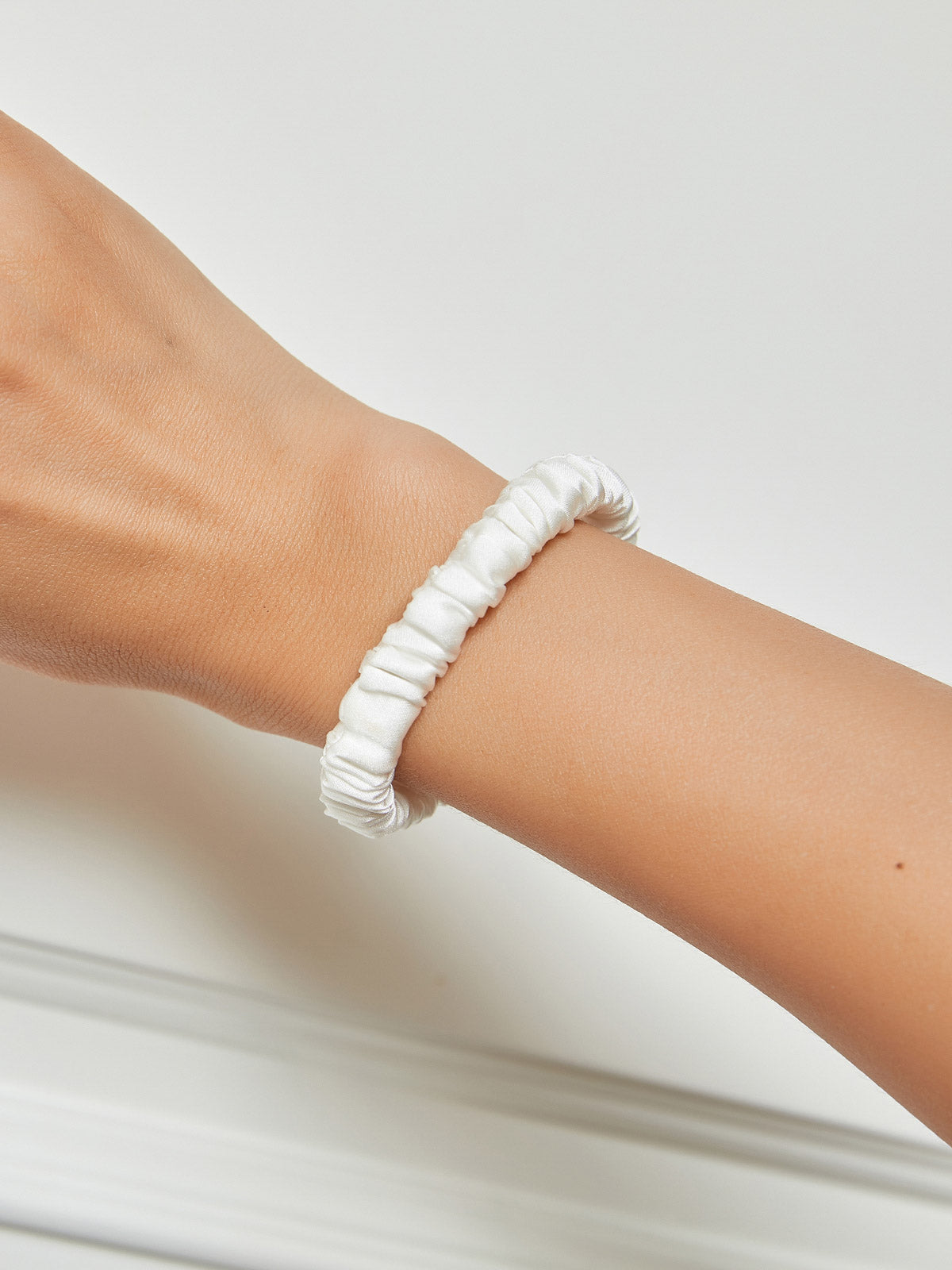 [White] SilkSilky-AU 19Momme Scrunchie 001