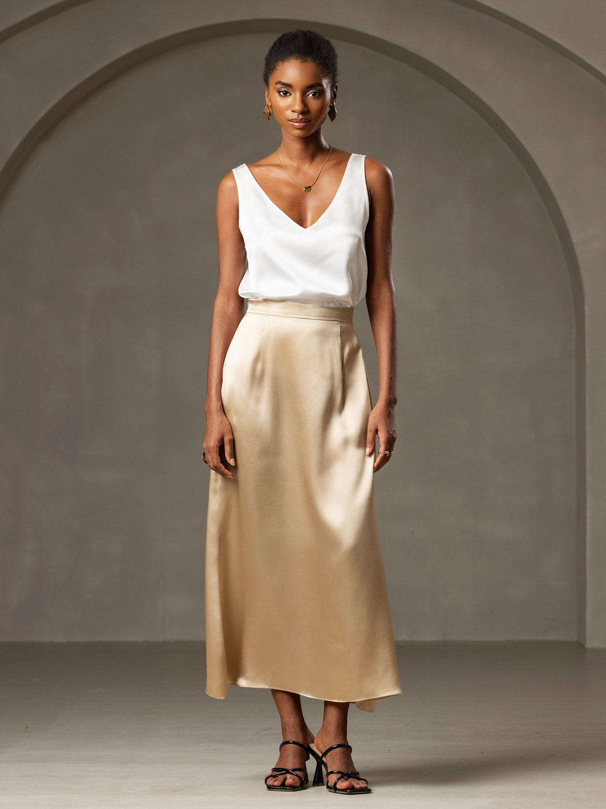 [White] SilkSilky-AU 19Momme Silk V Neck Camisole 001