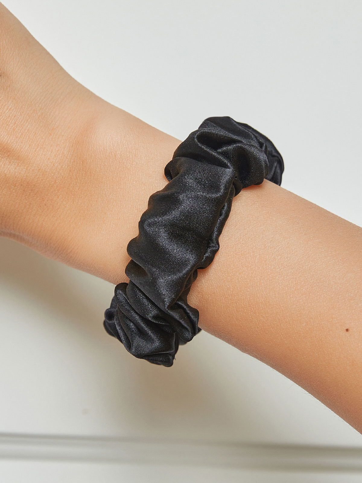 [Black] SilkSilky-AU 19Momme Pure Silk Scrunchie 001
