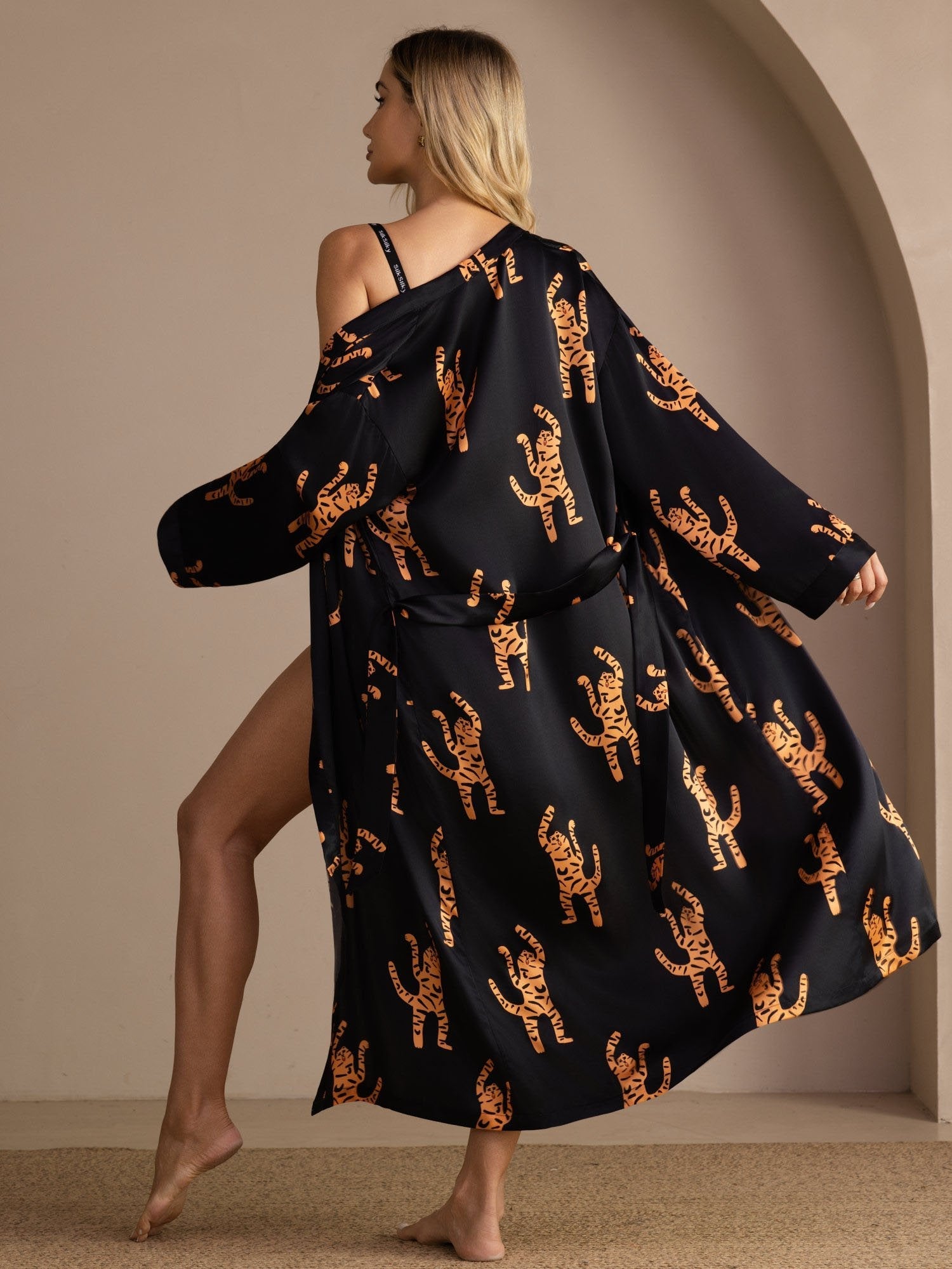[Black Tiger] SilkSilky-AU Long Sleeve Women's Dressing Gown 002