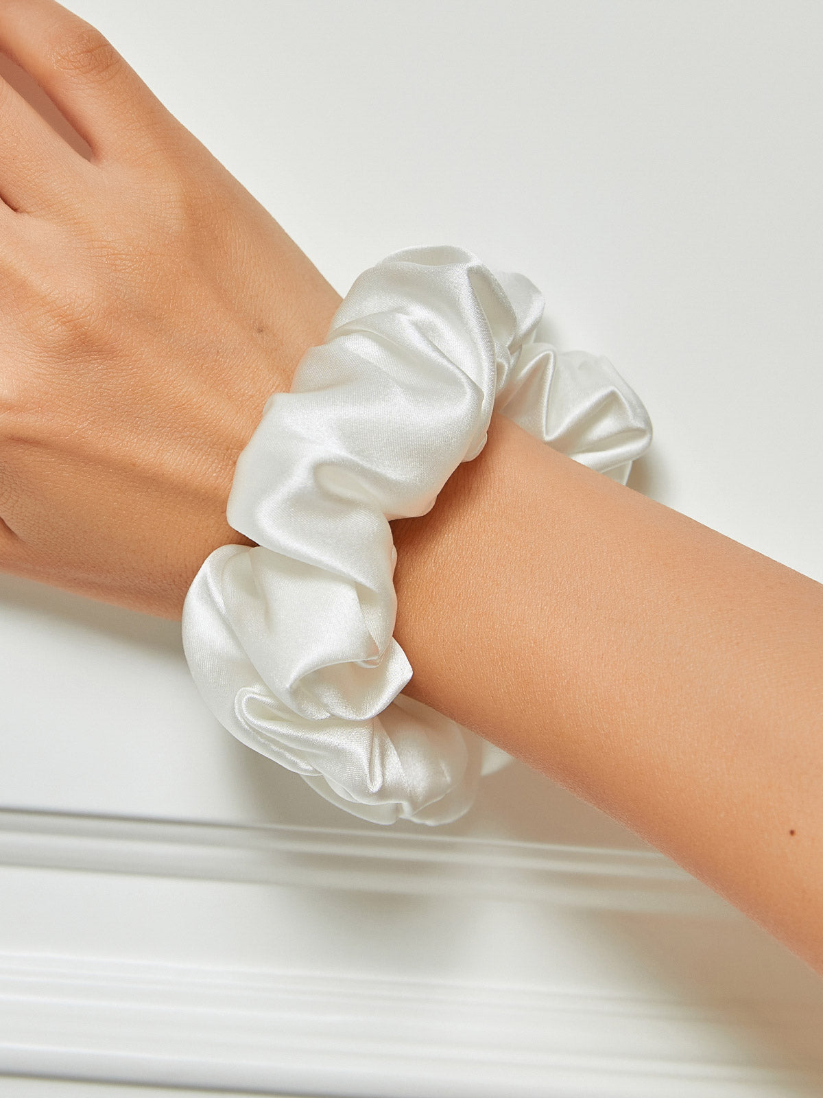 SilkSilky-AU 19Momme Pure Silk Scrunchie White 001