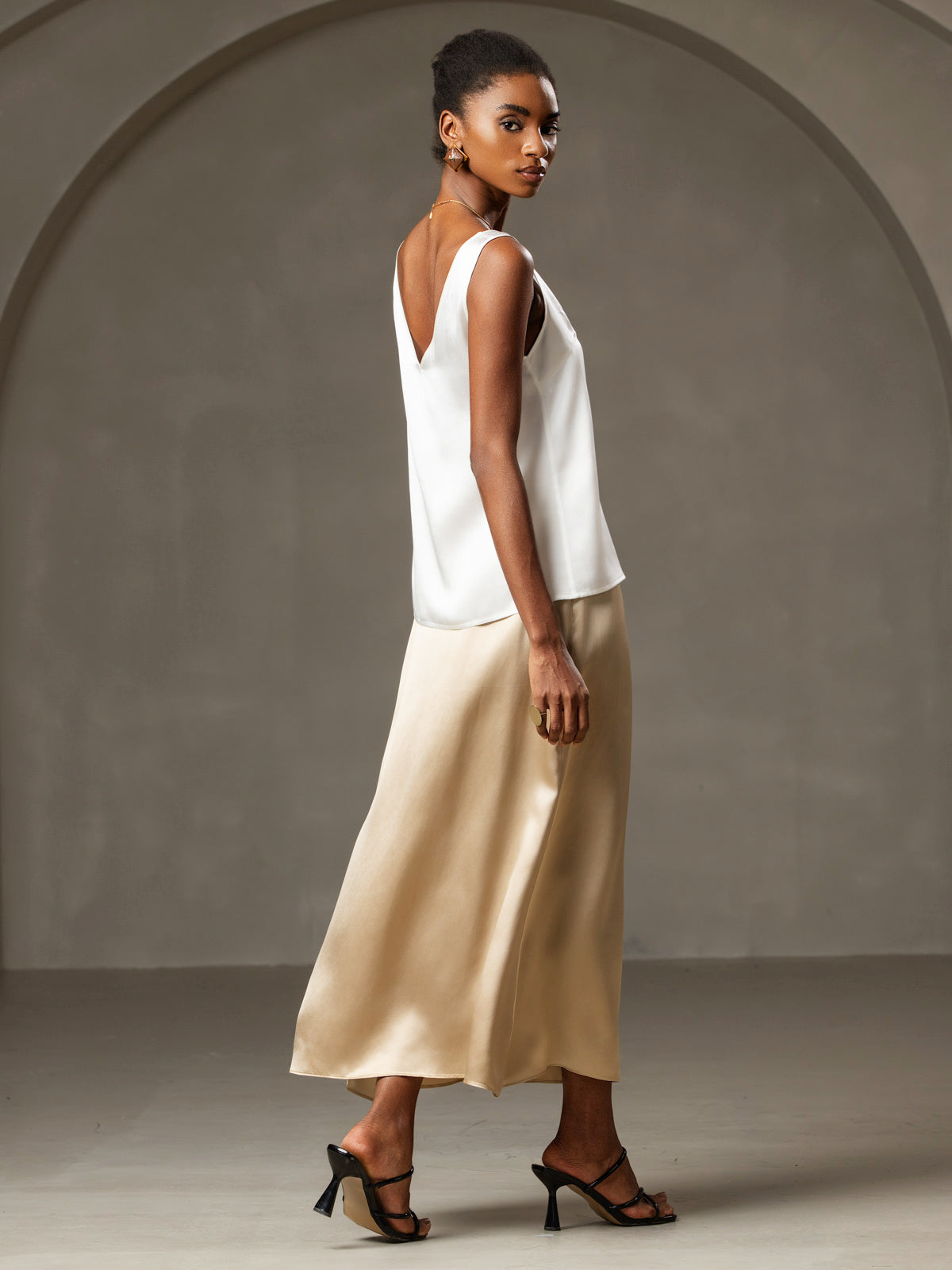 [White] SilkSilky-AU 19Momme Silk V Neck Camisole 003
