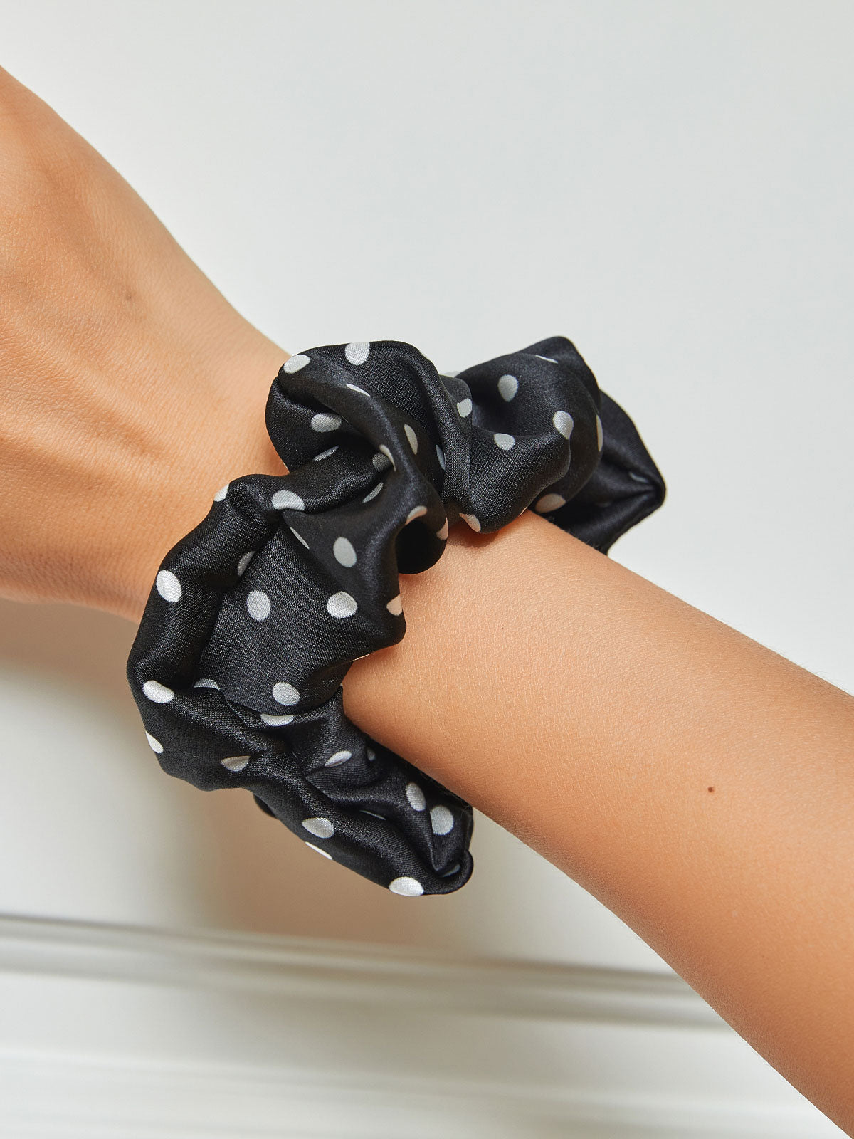 SilkSilky AU 19Momme Pure Silk Scrunchie Black 001